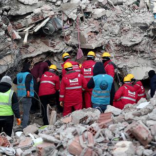 Le bilan du séisme dévastateur qui a touché lundi la Turquie et la Syrie ne cesse de grimper. Il dépasse désormais les 11'000 morts. [Keystone - EPA/SEDAT SUNA]