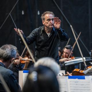 Jonathan Nott, Directeur musical et artistique de l'OSR dirige l'Orchestre de la Suisse Romande (OSR). [Keystone - Martial Trezzini]