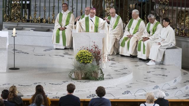 L'abbé d'Einsiedeln Urban Federer devant des fidèles lors d'une messe dans le cadre de la Conférence des évêques suisses, le mardi 19 septembre 2023 à Saint-Gall. [Keystone - Gian Ehrenzeller]