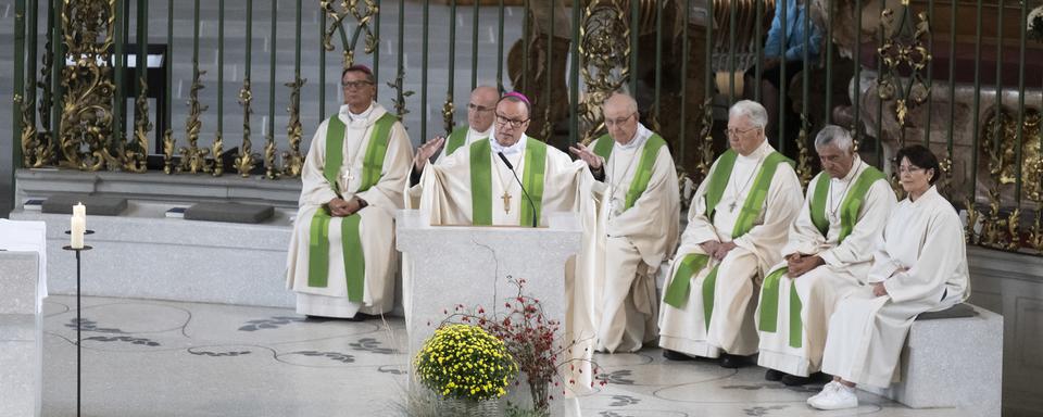 L'abbé d'Einsiedeln Urban Federer devant des fidèles lors d'une messe dans le cadre de la Conférence des évêques suisses, le mardi 19 septembre 2023 à Saint-Gall. [Keystone - Gian Ehrenzeller]