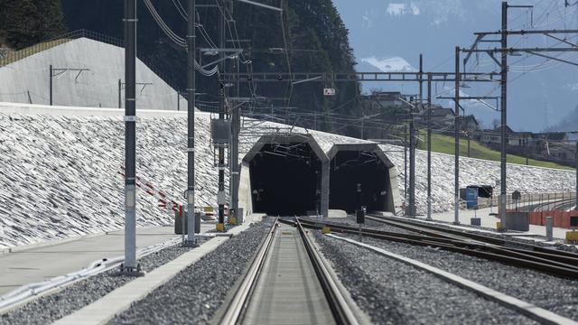 Le tunnel de base du Gothard, fermé jeudi dernier après le déraillement d'un train de marchandises, restera bouclé plus longtemps que prévu. [Keystone - Gaetan Bally]