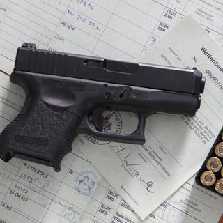 Une arme avec ses documents officiels en Allemagne. [Keystone - AP Photo/Kai-Uwe Knoth]