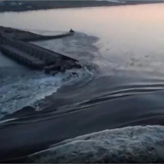 L'eau s'écoule suite à la destruction partielle du barrage de Kakhovka. [AP/Keystone - Ukrainian Presidential Office]