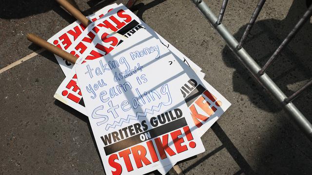 La grève des scénaristes se poursuit à Hollywood. [Getty Images via AFP - Michael M. Santiago]