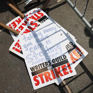 La grève des scénaristes se poursuit à Hollywood. [Getty Images via AFP - Michael M. Santiago]