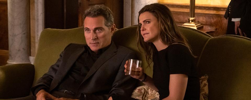 Les acteurs Rufus Sewell et Keri Russell jouent le couple Wyler dans la série "La diplomate". [Netflix - Alex Bailey]