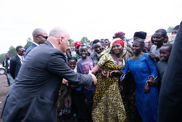 Le président de la Confédération s'est rendu le samedi 15 avril dans le camp de déplacé de Bushagara, dans le Nord-Kivu. [Keystone - Chancellerie fédérale/Béatrice Devènes]