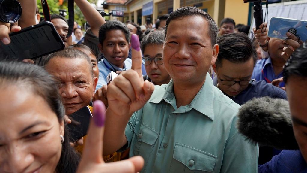 Hun Sen devrait passer la main à son fils aîné Hun Manet (ici sur la photo) après avoir dirigé le pays d'une main de fer pendant 38 ans. [afp - STR]