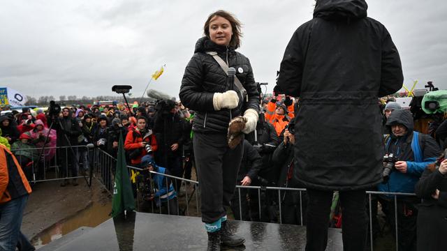 Greta Thunberg sur une scène près de Lützerath. [Keystone - DPA/Henning Kaiser]