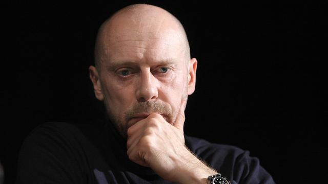 L'écrivain Alain Soral est photographié lors d'une conférence de presse le 23 avril 2009 à Paris. [AFP - PATRICK KOVARIK]