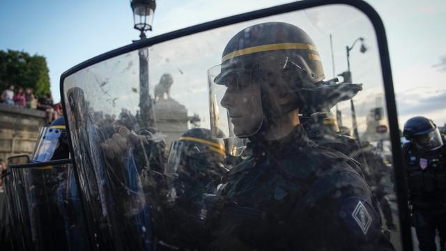 Des policiers pendant les manifestations liées à la mort de Nahel. [Keystone - AP Photo/Lewis Joly]