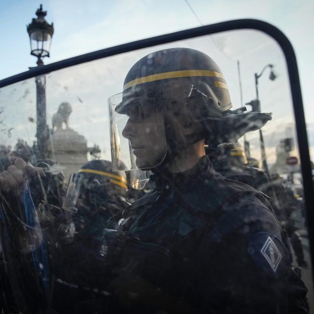 Des policiers pendant les manifestations liées à la mort de Nahel. [Keystone - AP Photo/Lewis Joly]