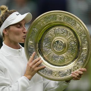 Marketa Vondrousova a remporté son 1er trophée majeur à Wimbledon. [Alastair Grant]