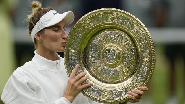 Marketa Vondrousova a remporté son 1er trophée majeur à Wimbledon. [Alastair Grant]