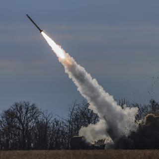 Une batterie de missiles HIMARS fait feu en Ukraine (image d'illustration). [Keystone/EPA - Hannibal Hanschke]