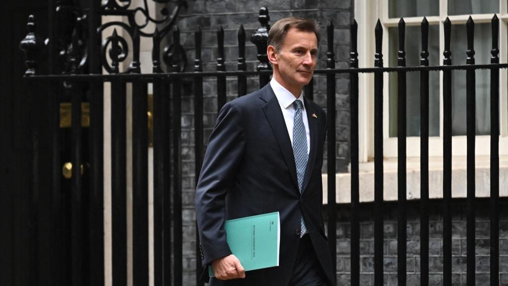 Le Chancelier de l'Échiquier britannique Jeremy Hunt quitte Downing Street dans le centre de Londres pour aller faire une déclaration sur le budget complet à la Chambre des communes (image d'illustration). [AFP - Justin Tallis]
