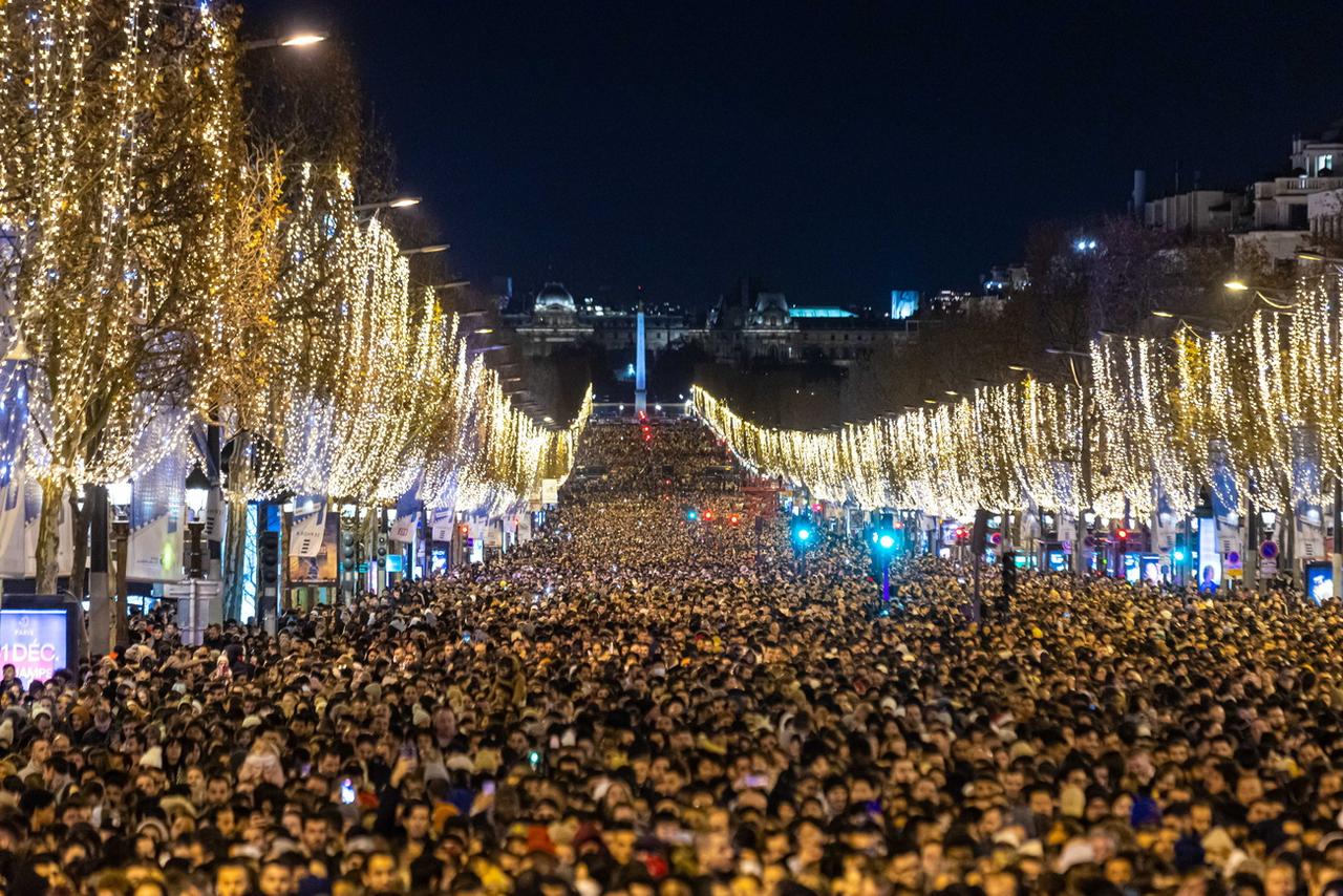 Un million de personnes sur les Champs-Elysées pour fêter la nouvelle année. [Keystone - Christophe Petit Tesson]