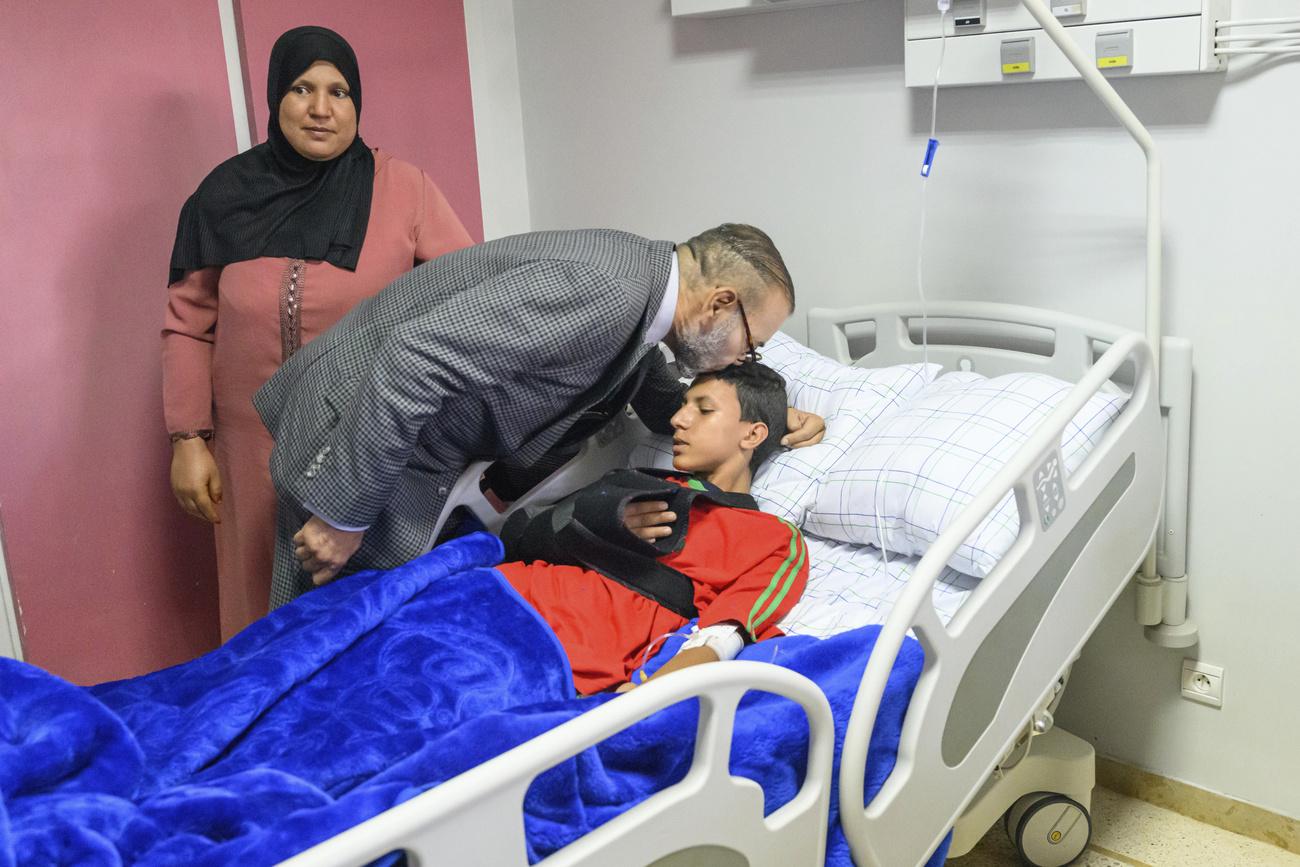 Le roi Mohammed VI au chevet de blessés du séisme à Marrakech. [Keystone - Moroccan Royal Palace via AP]