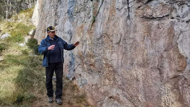 La paroi comportant des peintures du Néolithique encore inconnues jusqu'à présent, montrée par Claude Salicis, président de l'IMAAP, l'Institut de Préhistoire et d'Archéologie des Alpes Méditerranée. [IMAAP]