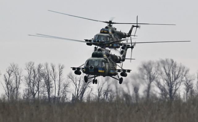 Des hélicoptères MI-8, ici de l'armée ukrainienne, volent à basse altitude dans la région de Kharkiv. [afp - Genya SAVILOV]