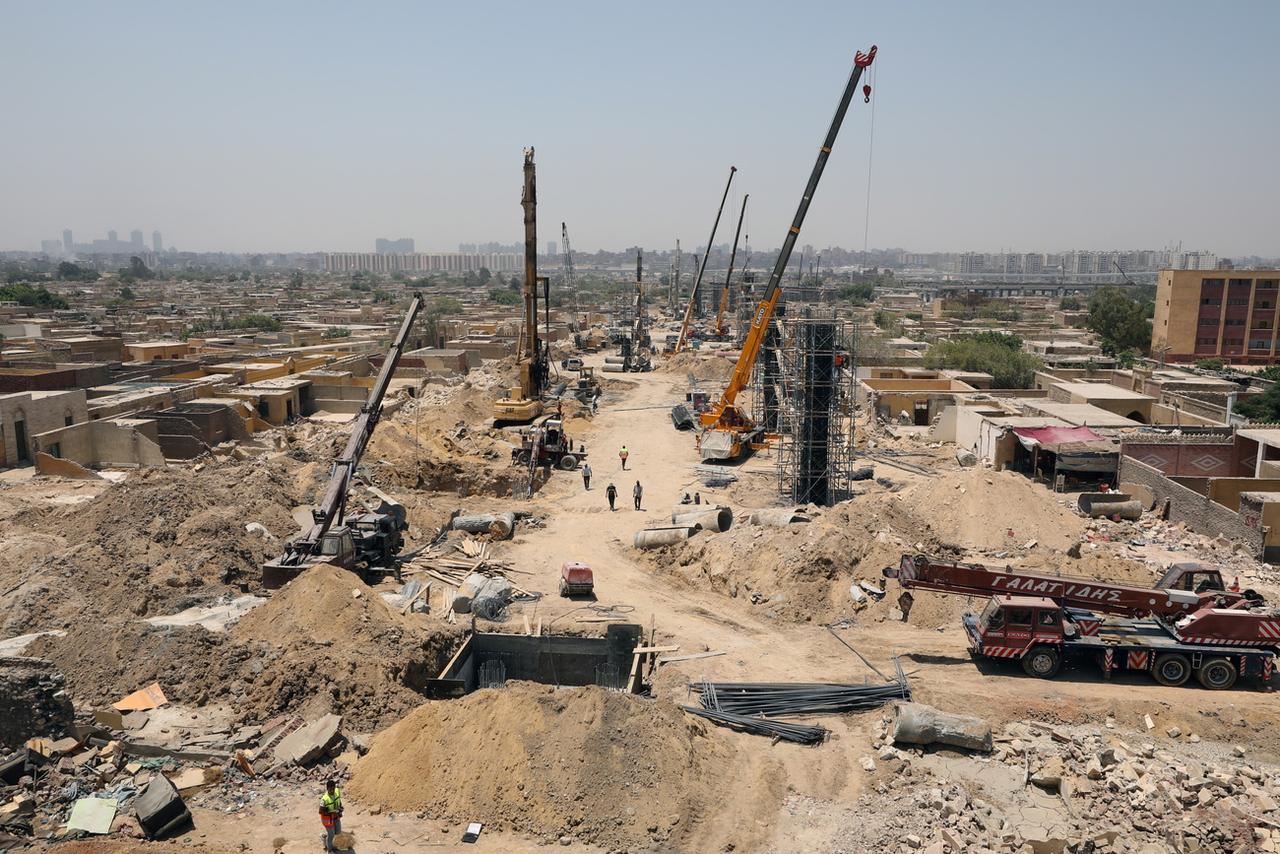 Des ouvriers construisent un pont dans la Cité des morts au Caire, le 21 juillet 2020. [Keystone - Khaled Elfiqi/EPA]