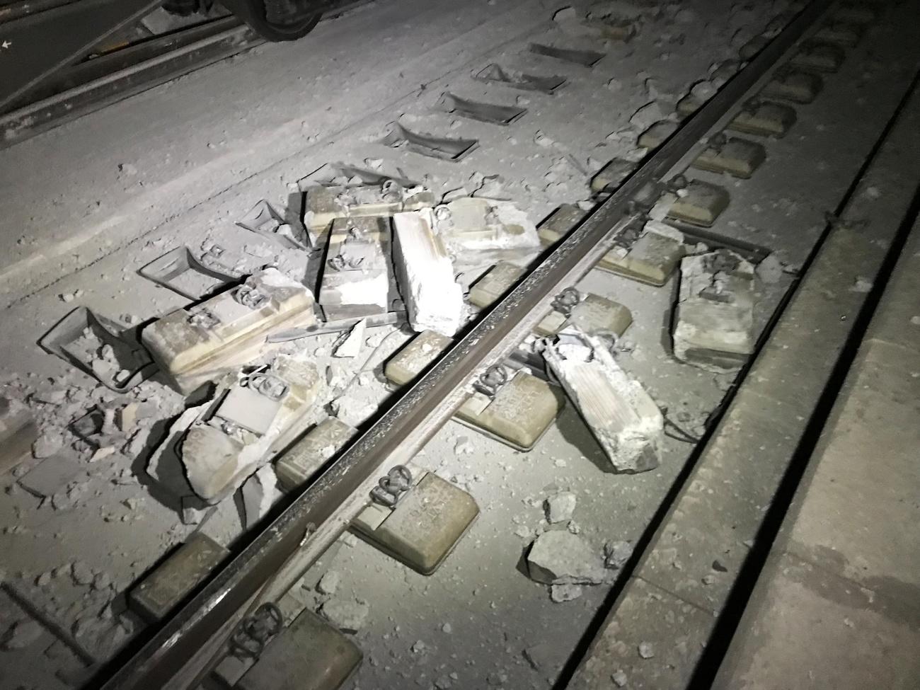 Des traverses détruites et endommagées dans le tunnel du Gothard après le déraillement d'un wagon de marchandises le 10 août 2023. [Keystone - CFF]