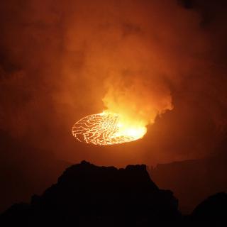 Le 10 janvier 1977, le volcan Nyiragongo entre en éruption. [AP Photo - Rebecca Blackwell]