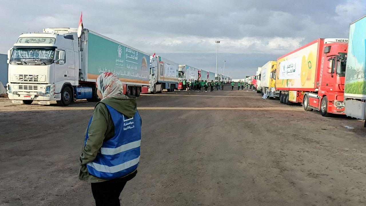 Des camions d'aide humanitaire bloqués au point de passage de Rafah. [Reuters - Stringer]