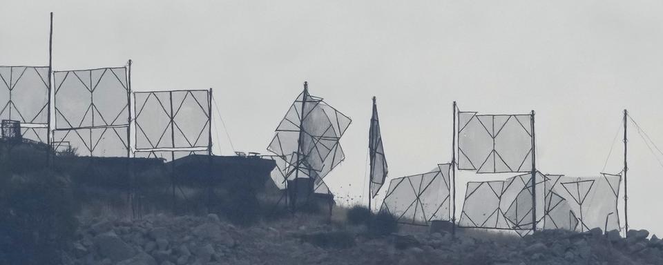 Les barrières militaires endommagées à la frontière israélienne. [Keystone - AP Photo/Hussein Malla]