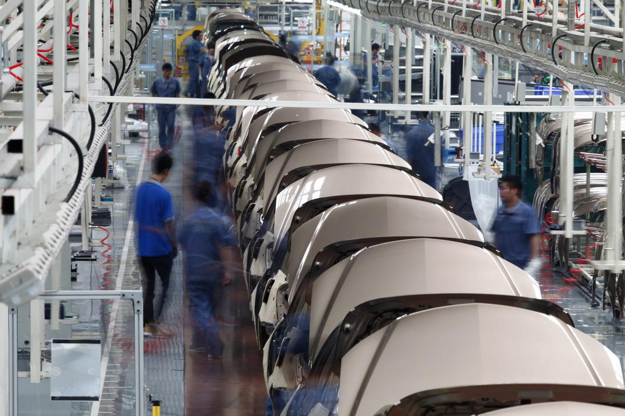 Des employés travaillent sur une chaîne de montage de Geely Automobile Corporation à Cixi, dans la province du Zhejiang. [reuters - Carlos Barria]