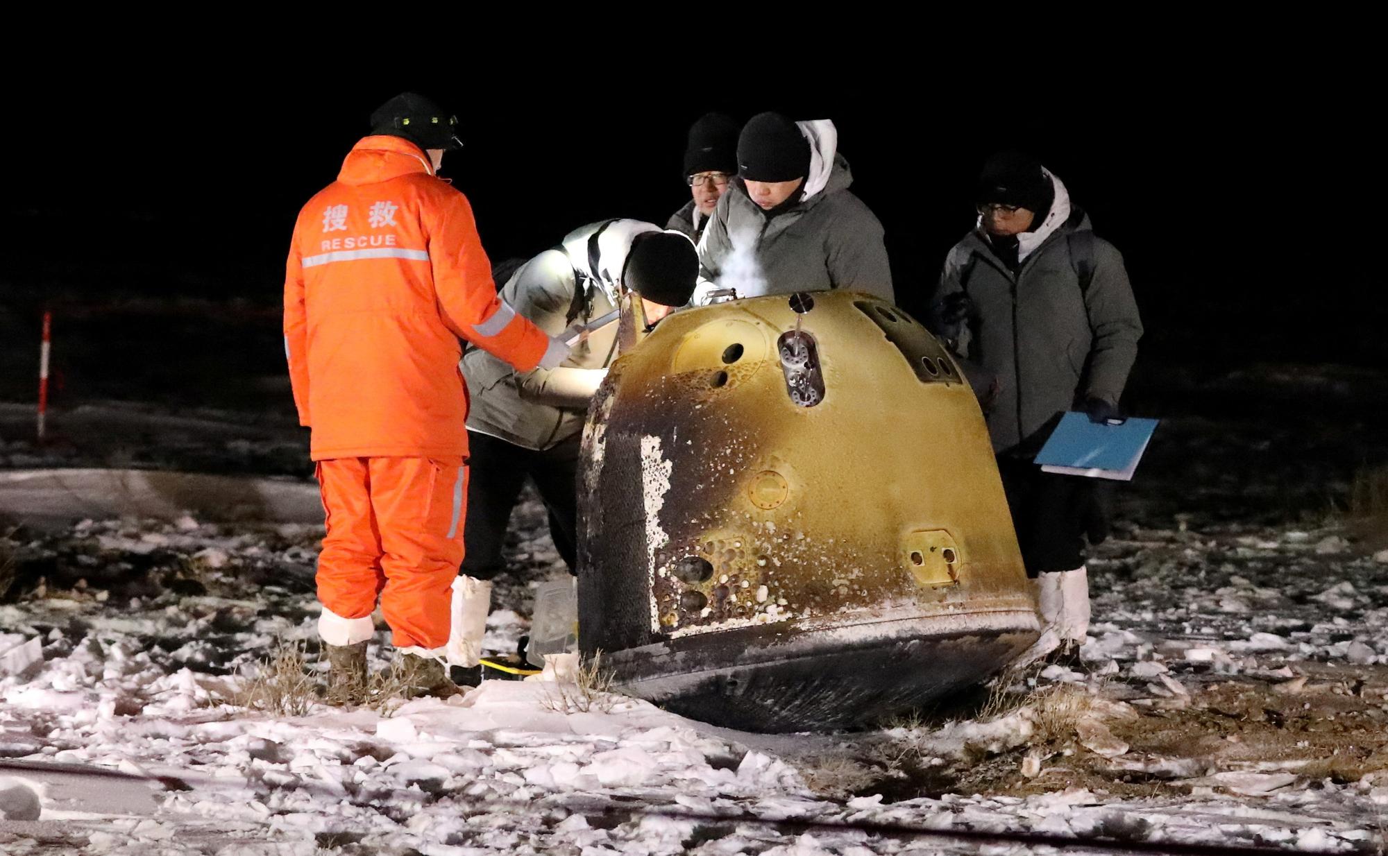 La capsule de retour lunaire Chang'e-5 transportant des échantillons prélevés sur la Lune, après son atterrissage dans la région autonome de Mongolie intérieure, dans le nord de la Chine, le 17 décembre 2020. [Reuters - China Daily]