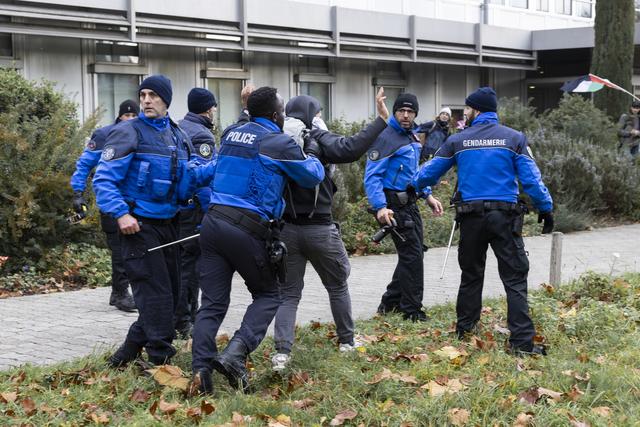 Selon le porte-parole de la police vaudoise, les forces de l'ordre ont procédé à quatre interpellations au total, une à l'UNIL et trois en gare de Renens. [Keystone - Cyril Zingaro]