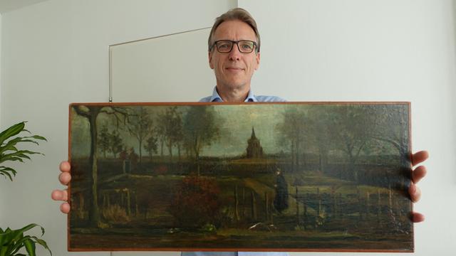 Le détective d'art Arthur Brand pose dans son salon le 11 septembre 2023 avec le tableau de Van Gogh "Le jardin du presbytère de Nuenen au printemps" qu'il a retrouvé. [AFP - ARTHUR BRAND]