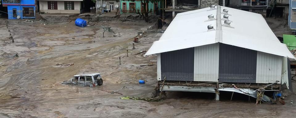 En Inde, des crues engendrées par le débordement d’un lac glaciaire font 10 morts et 82 disparus. [AP Photo/Keystone - Prakash Adhikari]