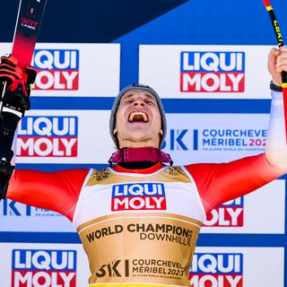 Dimanche 12 février: la consécration pour le Suisse Marco Obermatt, champion du monde de descente à Courchevel (F). [Keystone - Jean-Christophe Bott]