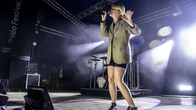 La chanteuse française Zaho de Sagazan sous le Club Tent du Paléo Festival de Nyon, le 19 juillet 2023. [Paléo 2023 - Anne Colliard]