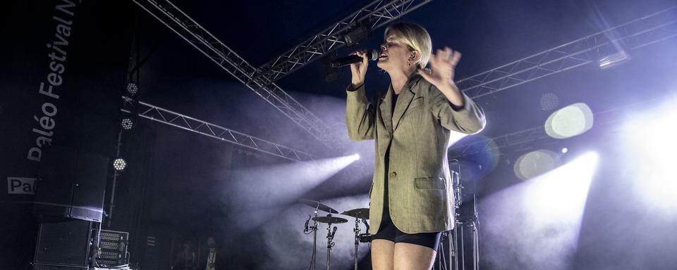 La chanteuse française Zaho de Sagazan sous le Club Tent du Paléo Festival de Nyon, le 19 juillet 2023. [Paléo 2023 - Anne Colliard]