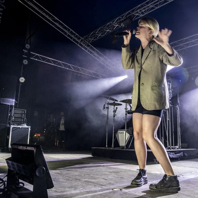 La chanteuse française Zaho de Sagazan sous le Club Tent du Paléo Festival de Nyon, le 19 juillet 2023. [Paléo 2023 - Anne Colliard]