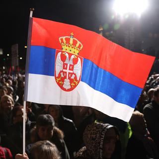 L'opposition démocrate a tenu un meeting à Belgrade le 12 décembre. Elle est annoncée gagnante dans la capitale serbe, à quelques jours du scrutin. [EPA/Keystone - ANDREJ CUKIC]