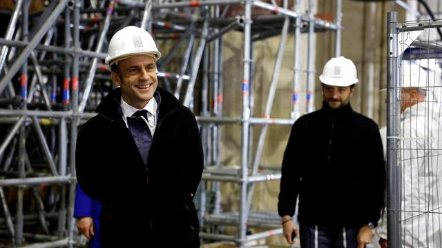 Emmanuel Macron a visité le chantier de Notre-Dame le 8 décembre 2023. [Keystone - Sarah Meyssonnier]