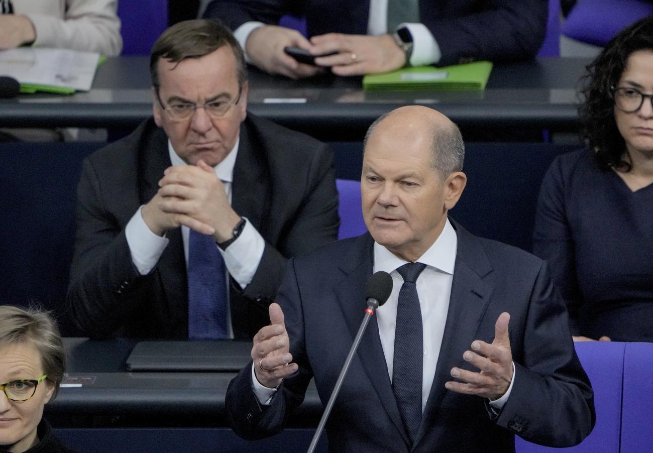 Le chancelier allemand Olaf Scholz devant le Bundestag, avec le ministre de la Défense Boris Pistorius derrière lui, le 25 janvier 2023. [Keystone - Markus Schreiber]