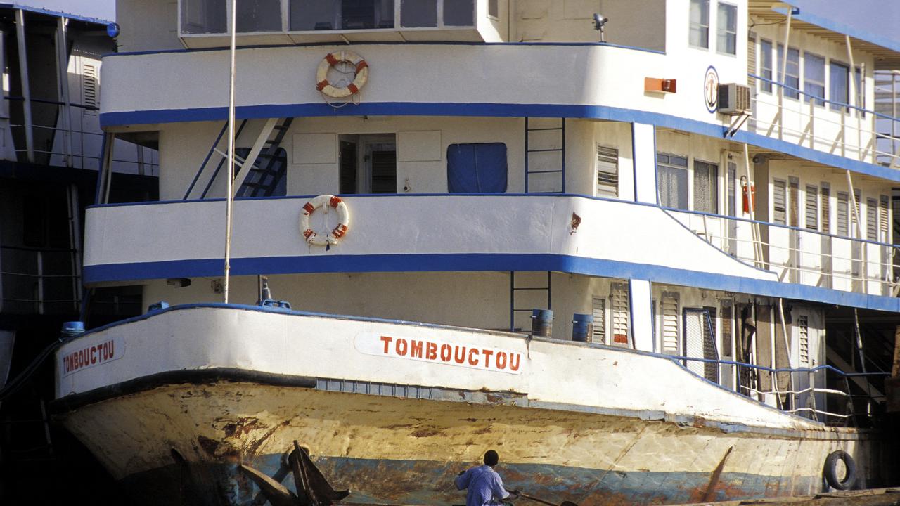 Image du bateau de la Comanav qui a été visé par des roquettes tirées contre le moteur alors qu'il assurait une liaison sur le fleuve Niger. [Remi Benali]