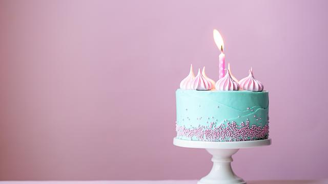 Un gâteau d'anniversaire avec une bougie. [Depositphotos - RuthBlack]