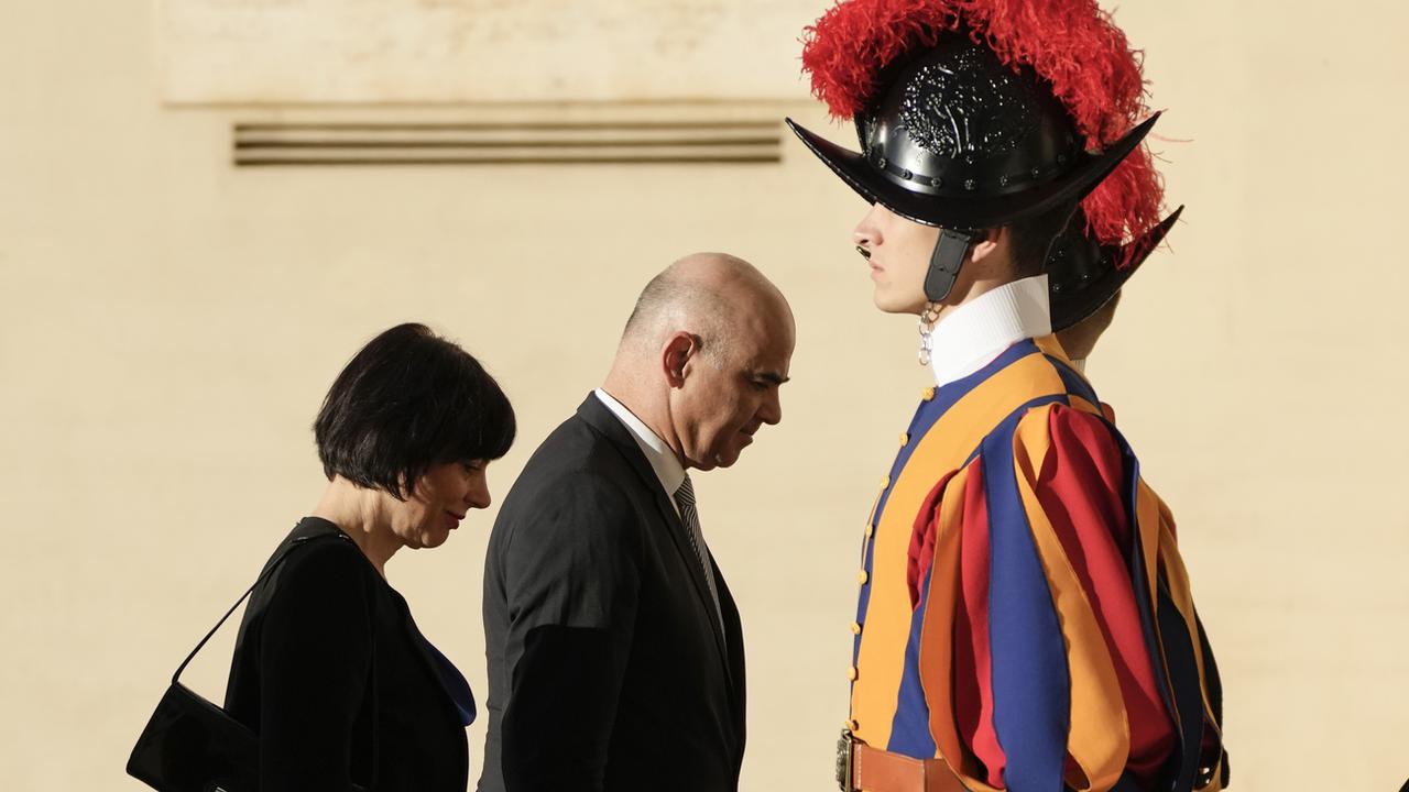 Alain Berset arrive au Vatican avec son épouse pour y rencontrer le pape. [Keystone - AP Photo/Alessandra Tarantino]