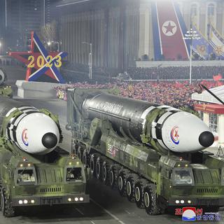 Des missiles intercontinentaux déclarés défilent à Pyongyang, dans une cérémonie à la gloire de l'armée nord-coréenne fondée il y a 75 ans par Kim Il-Sung. [Keystone/AP KCNA via KNS - Korean Central News Agency/Korea News Service via AP]