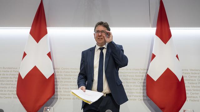 Le ministre Albert Rösti défend la loi sur le climat, attaquée en référendum par son parti l'UDC. [Keystone - Peter Schneider]