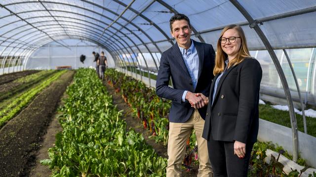 Le président de BioVaud Matthieu Glauser et la conseillère d'Etat vaudoise Valérie Dittli, le 3 février 2023 sur le site de l'école d'agrilogie de Marcelin, à Morges. [Keystone - Jean-Christophe Bott]