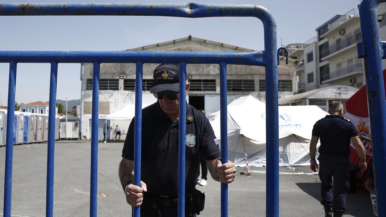 De nombreux témoignages de rescapés remettent en cause la version des gardes-côtes grecs, qui assurent ne pas avoir tenté de remorquer le bateau de migrants. [Keystone - Yannis Kolesidis - EPA]