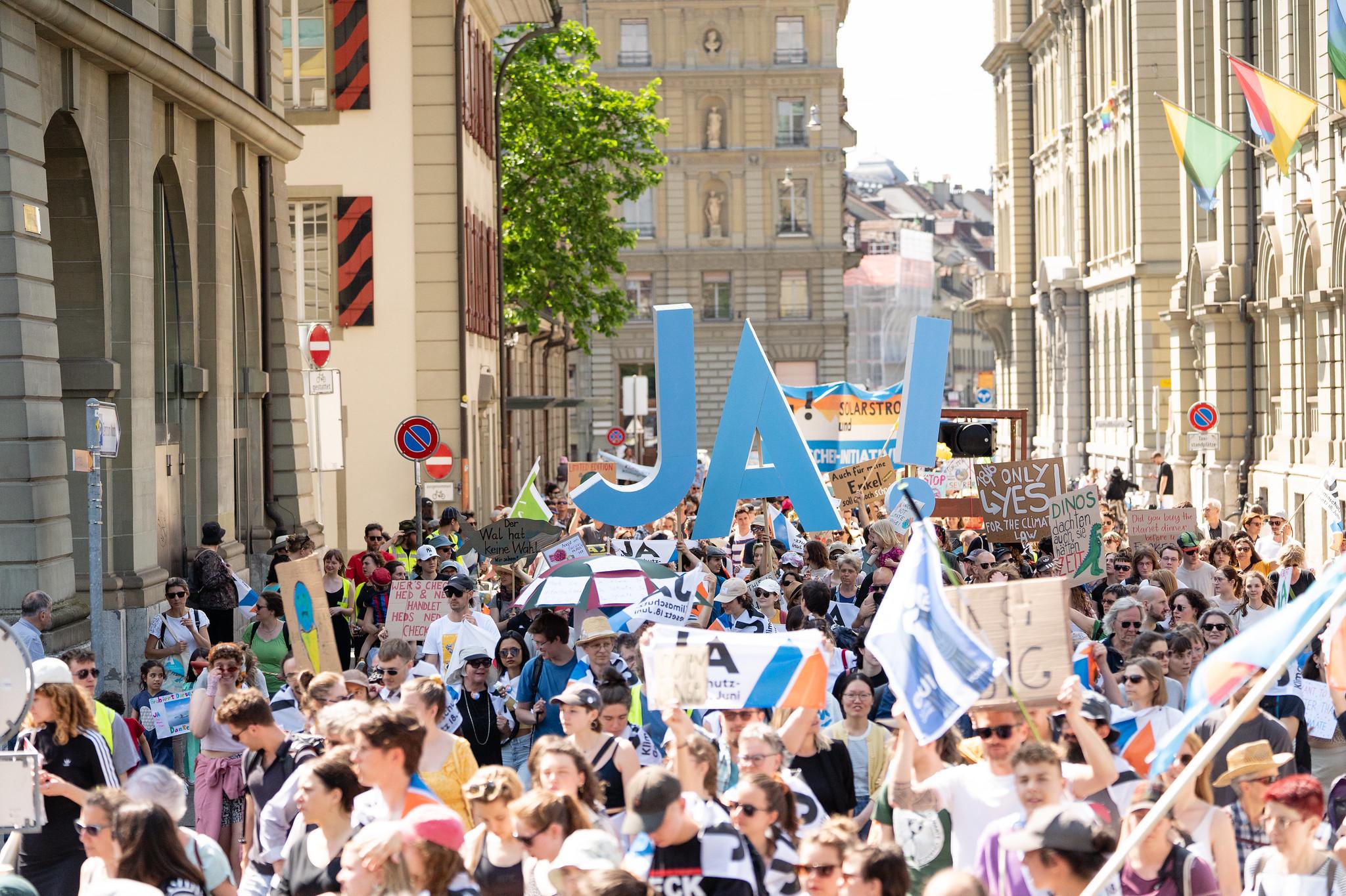 Environ 500 personnes, 1500 selon les organisateurs, se sont rassemblées à Berne en faveur de la loi sur le climat. [Grève du Climat - liveit.ch / Jana Leu]