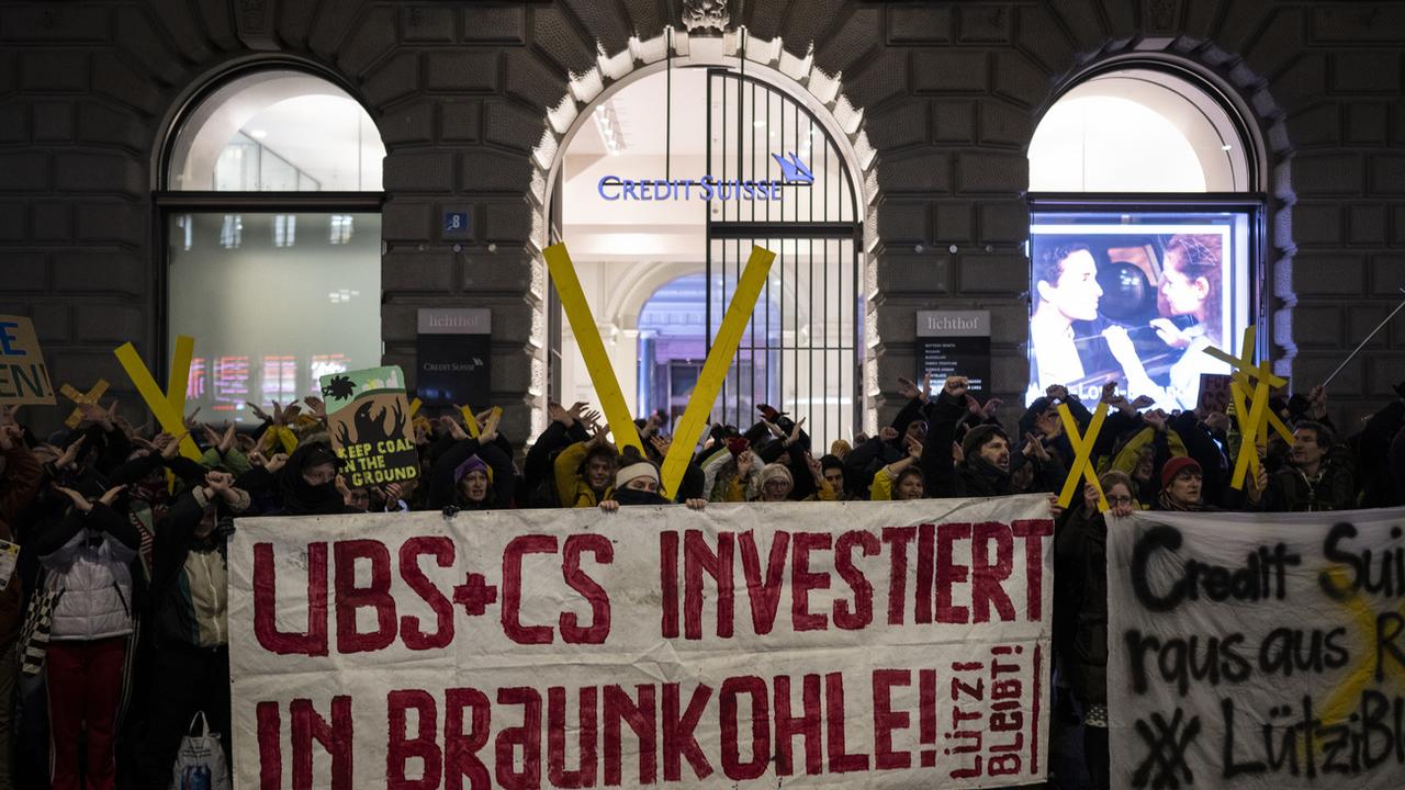 Des manifestants s'inquiètent des conséquences sur le climat qu'aura le rachat de Credit Suisse par UBS (image d'illsutration). [keystone - Ennio Leanza]